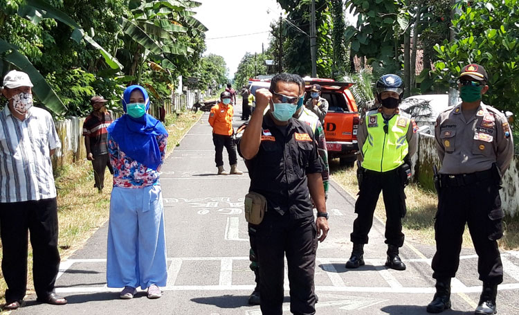 Komandan Tim URC BP BPBD Kabupaten Kediri Windoko berpose usai proses pemakaman bersama Kapolsek Pagu AKP Hariyanto, Camat Pagu Moch. Imron, Koramil Pagu, dan dari Tim Medis. foto: MUJI HARJITA/ BANGSAONLINE