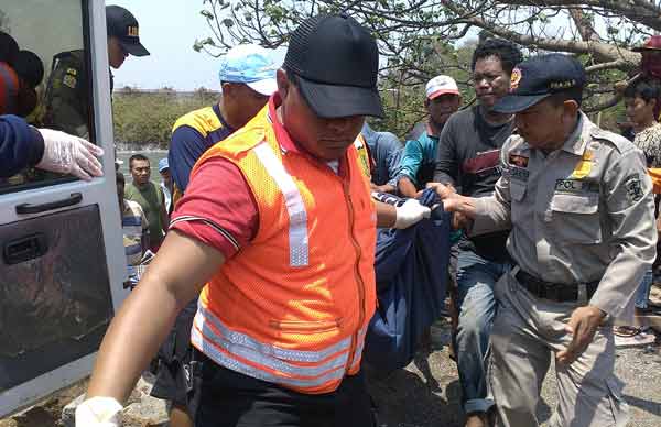 Korban saat dievakuasi dengan ambulan. foto: ekoyono/BANGSAONLINE