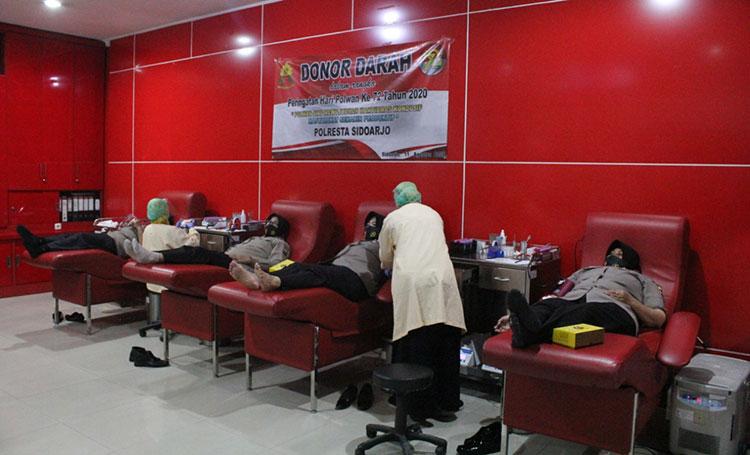 Peringati Hari Polwan ke-72, Polisi Wanita Polresta Sidoarjo Lakukan Donor Darah