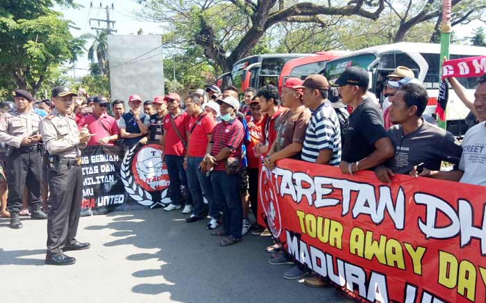 Dukung MU di Bali, Ratusan Taretan Dhibi' Diberangkatkan Kapolres Pamekasan