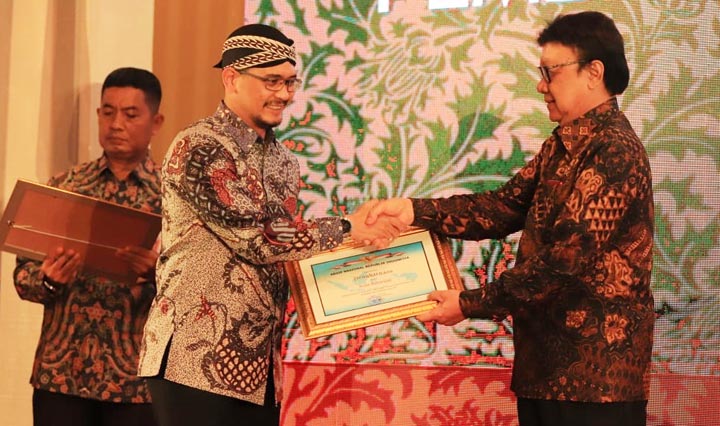 Plt. Wali Kota Pasuruan Raharto Teno Prasetyo, S.T. saat menerima penghargaan yang diserahkan oleh Menpan RB Tjahjo Kumolo di The Sunan Hotel, Surakarta, Rabu (26/2).