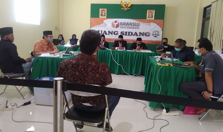 Sidang Sengketa Bapaslon Perseorangan Yasin- Gunawan versus KPU Kota Surabaya di Kantor Bawaslu, Senin (10/8/2020). (foto: ist).