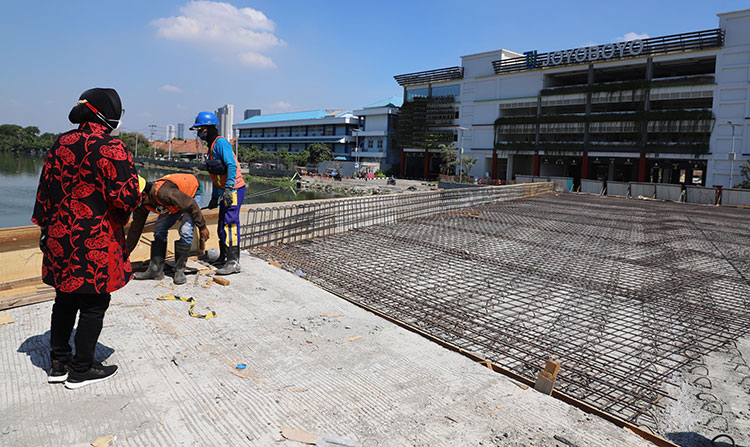 Pengecoran Jembatan Tuntas, Wali Kota Risma Jalan Kaki Menuju ke Terminal Joyoboyo