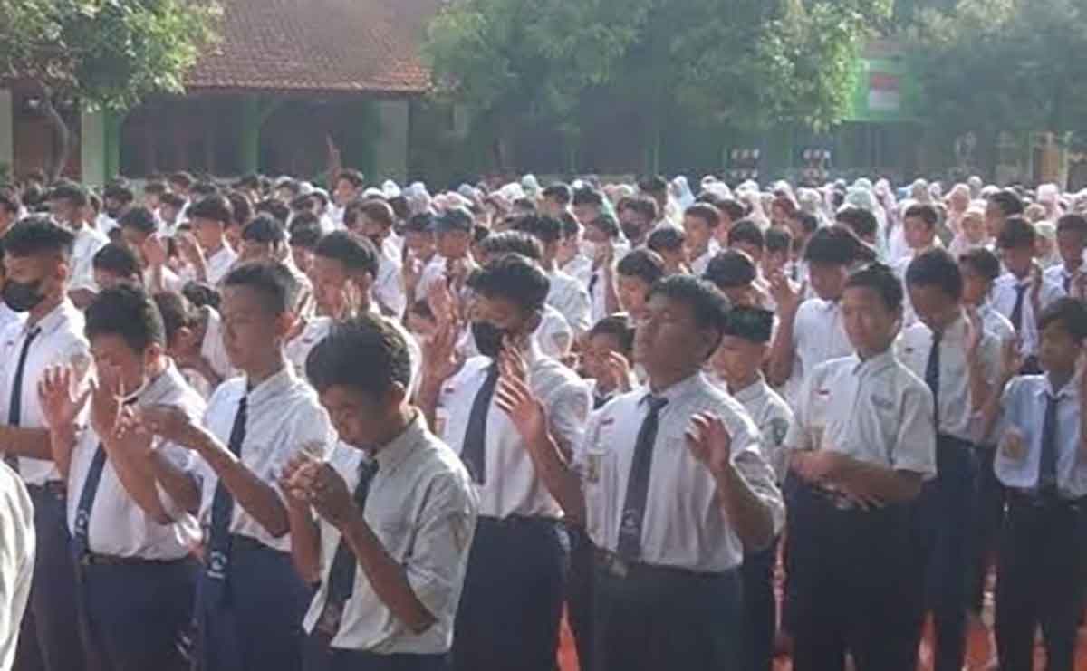 Sholat gaib dan doa bersama yang digelar siswa SMPN V Kota Mojokerto.