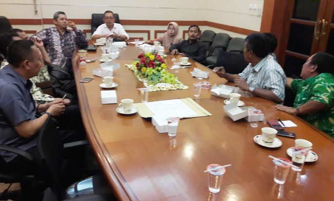 ATUR JADWAL: Suasana rapat pimpinan dan ketua fraksi DPRD. foto: syuhud/ BANGSAONLINE