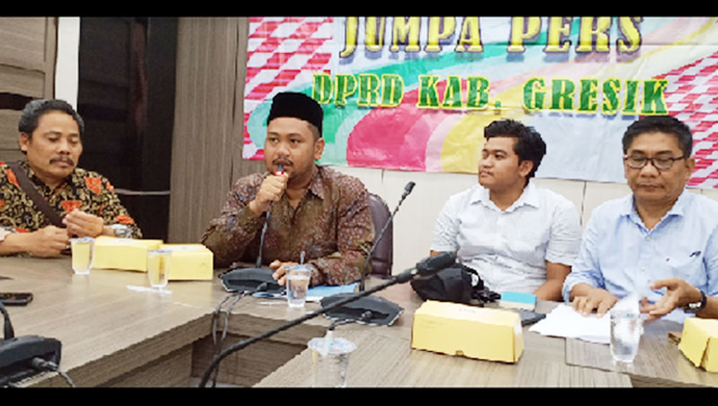 Ketua DPRD Gresik Fandi Akhmad Yani bersama sejumlah pimpinan AKD ketika memberikan keterangan pers. foto: SYUHUD/ BANGSAONLINE