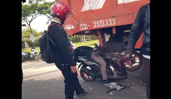 Kondisi korban sebelum dievakuasi, usai menabrak bodi belakang truk. foto: ist