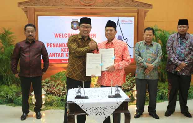 Wali Kota Mas'ud Yunus dan Wali Kota Ridwan Kamil menandatangani MoU kerja sama Smart City.