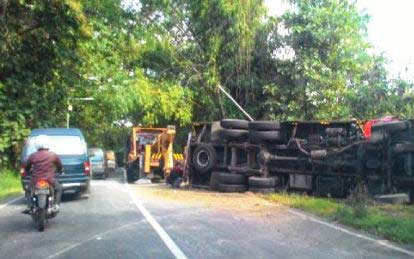 Truk memuat beras Bulog yang terguling di Bangkalan.