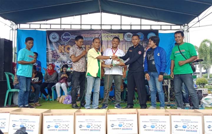 Penyerahan hasil sumbangan dari para pengunjung car free day.