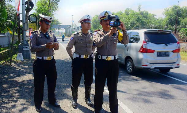 Polantas Blitar Gunakan Speed Gun Tilang Pelanggar Batas Kecepatan