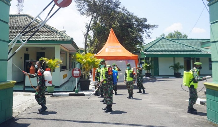 Tenda sterilisasi didirikan di depan pos penjagaan Kodim Ngawi.