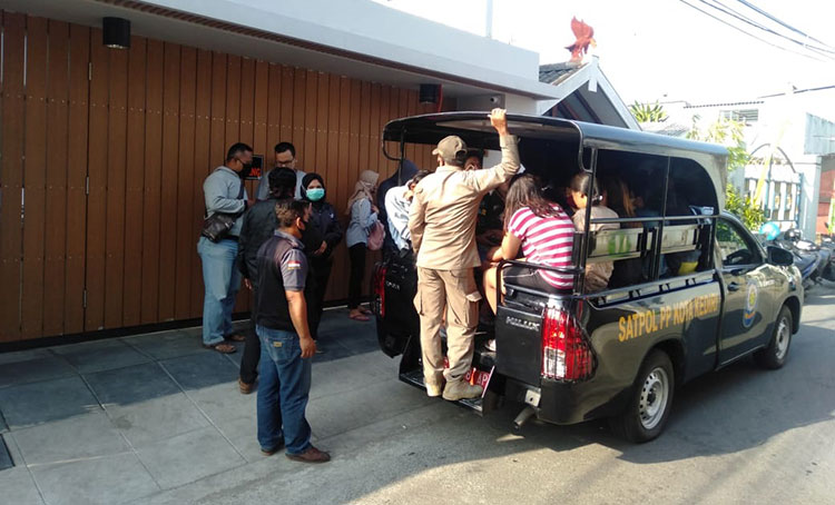 18 Orang Terjaring Operasi Yustisi, 5 Pasangan Kumpul Kebo Dibawa ke Mako Satpol PP Kota Kediri