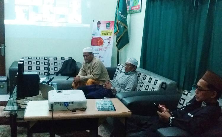 Ketua DPC PKB Ir. Mondir Rofii (tengah) didampingi Ketua Dewan Syuro Sayyid Umar, serta Sekretaris Ir. Abdur Rofik saat virtual meeting dengan Ketua Umum DPP PKB Muhaimin Iskandar.