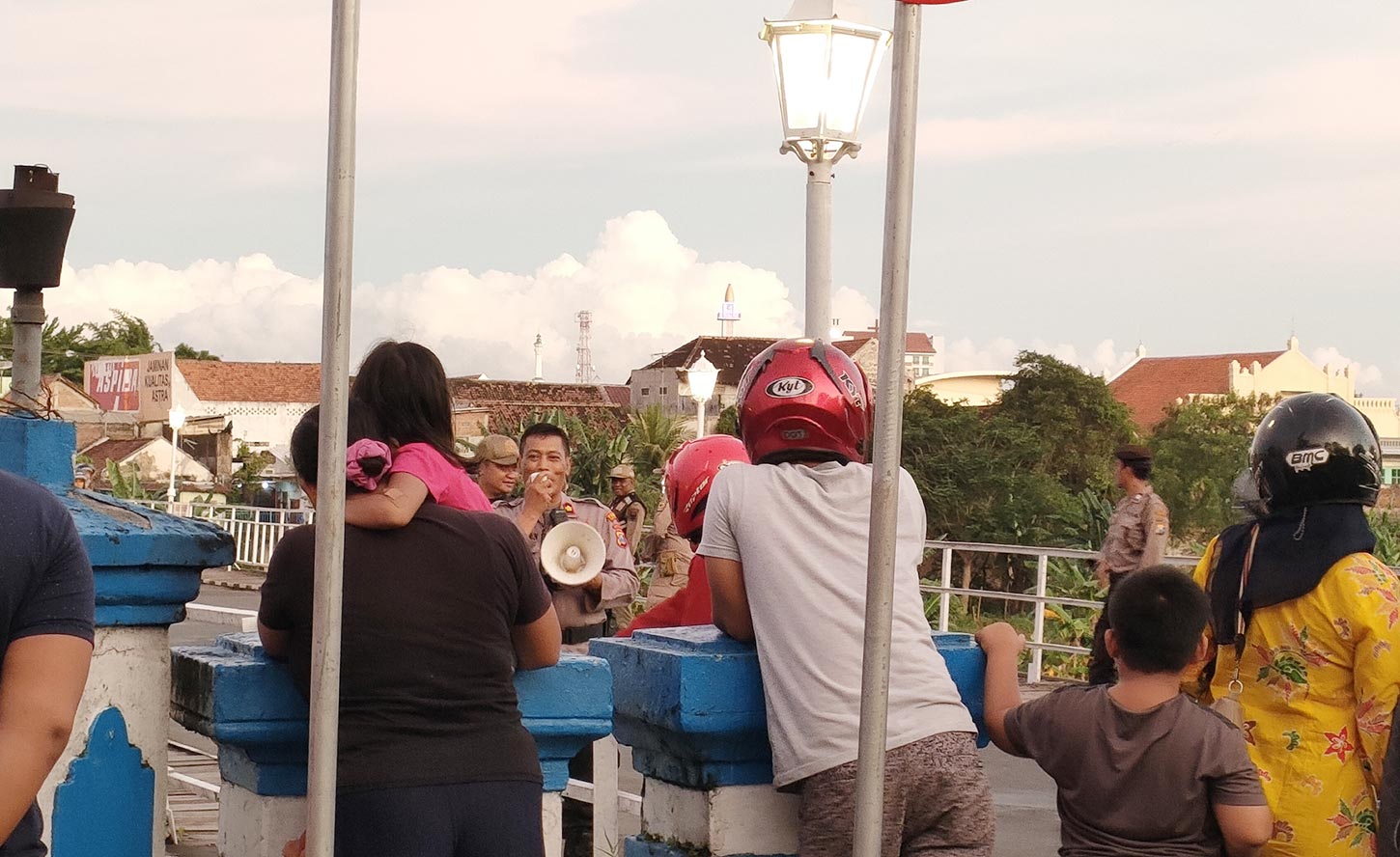 Jelang Tradisi Pladu Ikan di Sungai Brantas, Warga Penuhi Jembatan Lama
