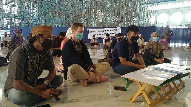 Bule Australia dan Empat Muallaf Ikrar Syahadat di Masjid Al-Akbar Surabaya