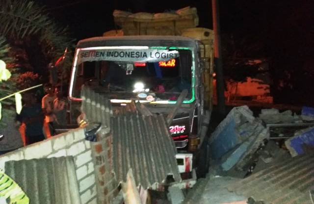 Serangan Jantung, Sopir Truk di Tuban Meninggal dan Tabrak Rumah Warga