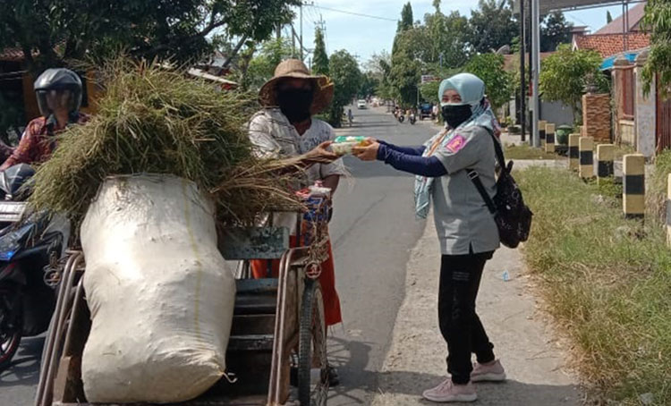 IWO PD Pamekasan membagikan nasi bungkus, masker, dan C1000 secara gratis kepada masyarakat Bumi Gerbang Salam di bilangan Jalan Raya Nyalabuh Pamekasan, Jumat (16/7/2021) pagi. (foto: ist)