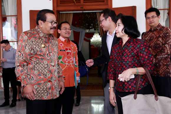Gubernur Jatim Soekarwo usai menerima kunjungan pimpinan BOI Ms. Chutima Phumsrisawat di Grahadi. (foto: nisa/BANGSAONLINE)