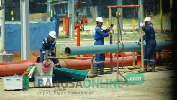 Para pekerja sedang sibuk memperbaiki pipa di lokasi Pad A JOB PPEJ. foto: eky nurhadi/ BANGSAONLINE