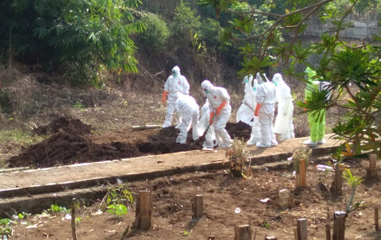 Suasana pemakaman PDP asal Desa Giripurno, Kecamatan Bumiaji, Kota Batu, Kamis (7/5).