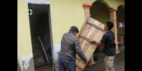 Rusak Rumah Warga di Nganjuk, Debt Collector Ancam Kepruk Kepala