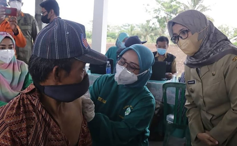 Bupati Blitar Rini Syarifah (kanan) saat meninjau vaksinasi massal.