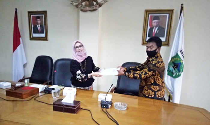Ketua Komisi A menerima laporan hasil jajak pendapat dua dusun dari ketua pokja pemekaran.