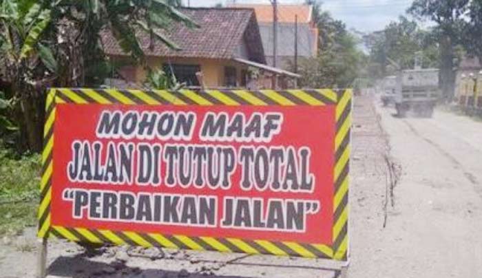 Gunakan anggaran APBD-P Pemkab Blitar perbaiki sejumlah titik jalan yang mengalami kerusakan.