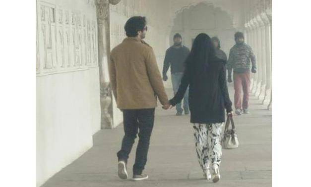 Shaheer Sheikh dan Rizky 'PAA' saat di Taj Mahal. foto: kapanlagi.com