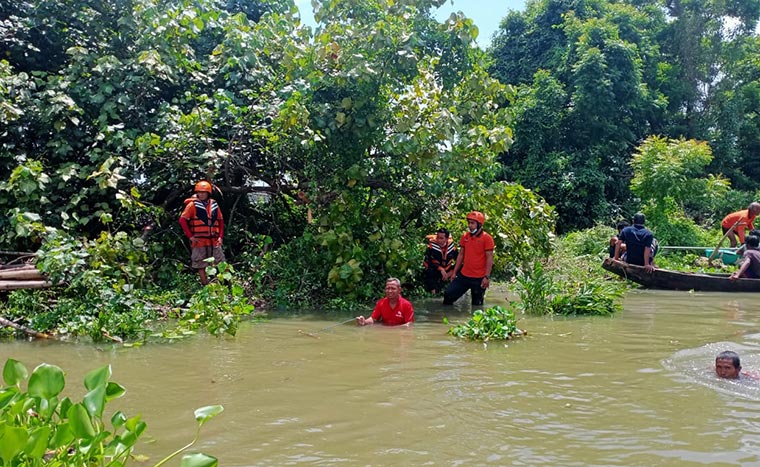 Antisipasi Banjir, BPBD Gresik dan Relawan Bersihkan Sungai Keramat Duduksampeyan