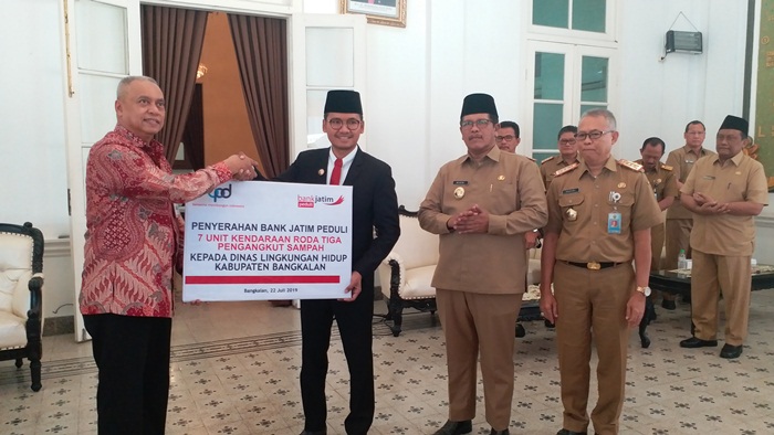 El Faurid, Direktur Ritel, Consumer, dan Usaha Syariah Bank Jatim saat menyerahkan bantuan 7 Unit Kendaraan R3 (roda tiga) secara simbolis kepada Bupati Bangkalan Abdul Latif di Pendopo Agung Bangkalan.