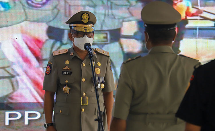 Kepala Satpol PP Kota Surabaya Eddy Christijanto saat memimpin apel. (foto: ist)