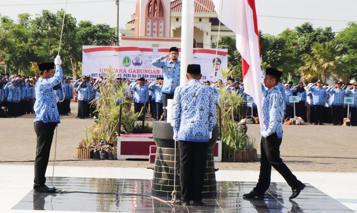 Prosesi pengibaran bendera merah putih dalam Upacara Peringatan Hari Korpri ke-48, Hari PGRI ke-74, dan HUT DWP ke-20.