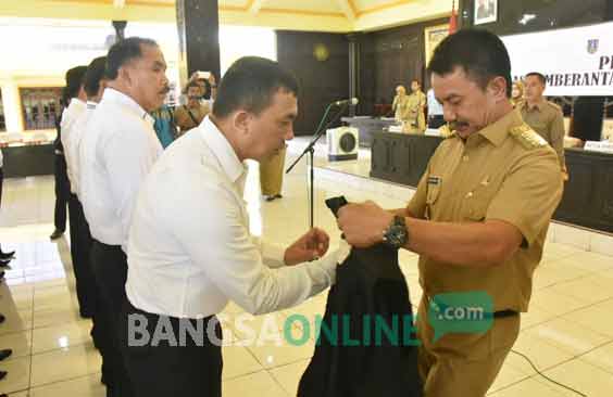 Pengukuhan Satgas Saber Pungli di Pendopo Kabupaten Jombang, Senin (30/1).
foto: ROMZA/ BANGSAONLINE