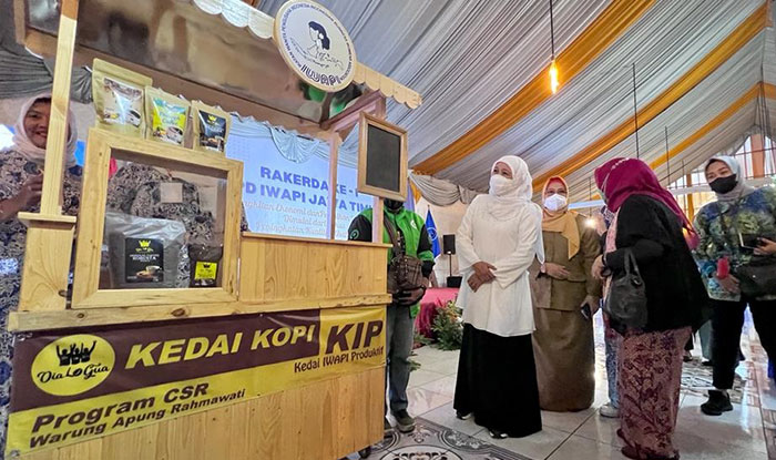 Gubernur Khofifah saat menghadiri Rakerda DPD IWAPI Jawa Timur.