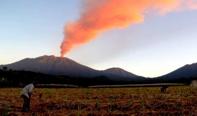 Gunug Raung saat meletus. foto: detik