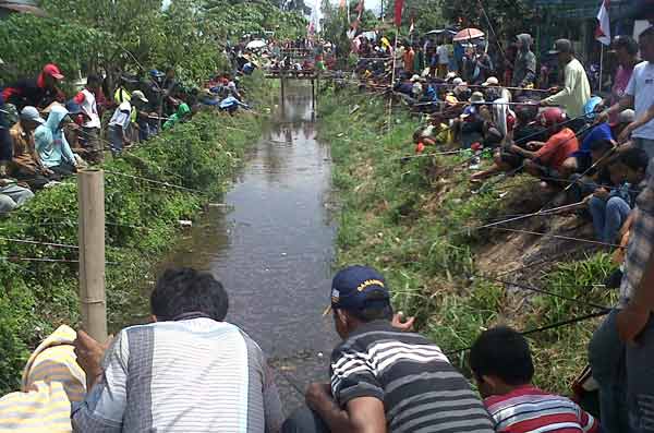 Ribuan Orang Padati Sungai di Gondosuli Tulungagung untuk Mancing Gratis