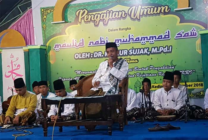 KH Nur Sujak saat memberikan ceramah.