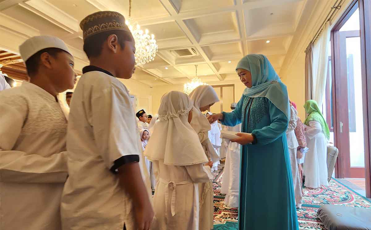 Ketua Umum PP Muslimat NU, Khofifah Indar Parawansa, saat menyalurkan santunan untuk anak yatim di Surabaya.