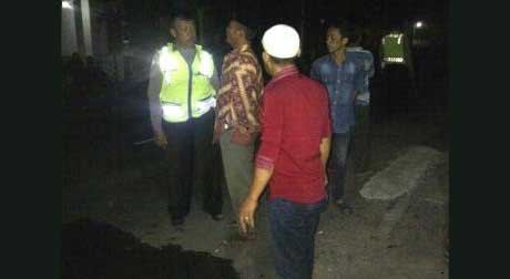 TRAGIS: Petugas unit laka Satlantas Polres Mojokerto Kota mengolah TKP kecelakaan maut di Bypass Gunung Gedangan Magersari, Jumat malam. foto: gunadhi/ BANGSAONLINE