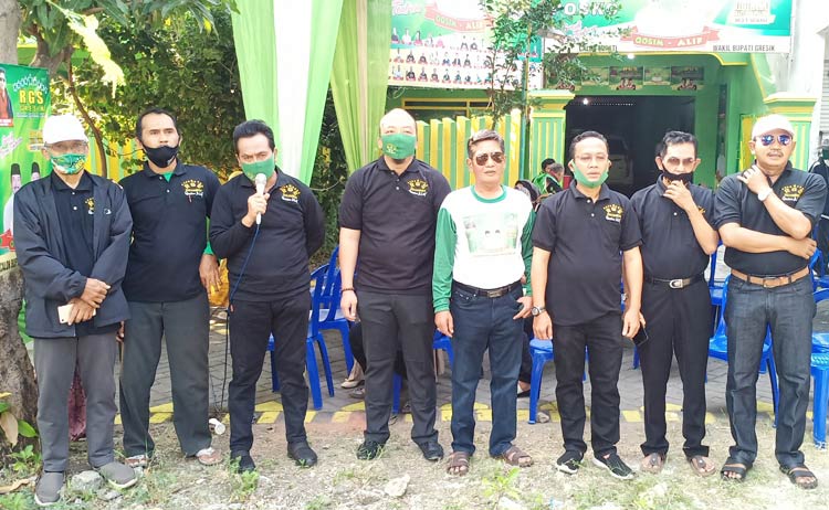 Pasangan Qosim-Alif bersama pendiri RGS Indonesia H. Moh. Khozin Ma'sum saat pemotongan hewan kurban, Minggu (2/8) lalu. foto: SYUHUD/ BANGSAONLINE