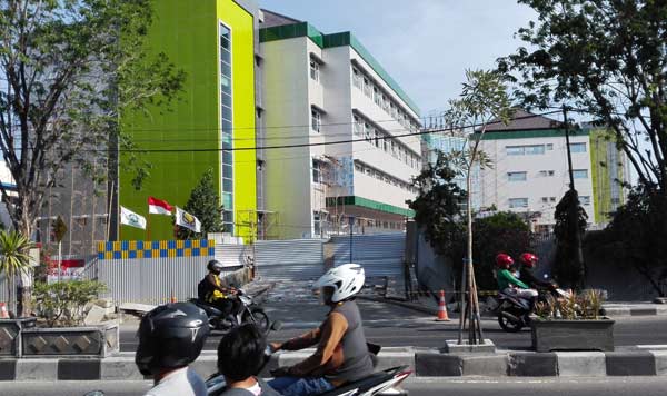 Gedung Ponek RSUD Ibnu Sina. foto: syuhud/ BANGSAONLINE