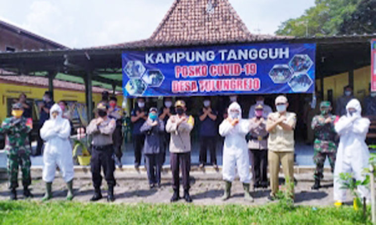 Kapolres Kediri AKBP Lukman Cahyono saat berfoto bersama sesuai meresmikan Kampung Tangguh di Kantor Desa Tulungrejo, Kecamatan Pare. (foto: ist.)
