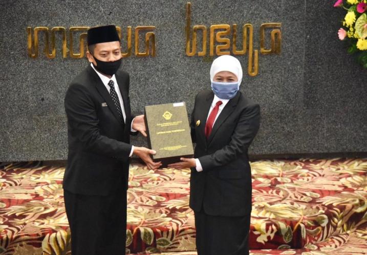 Kepala BPK RI Perwakilan Jatim, Joko Agus Setyono saat menyerahkan predikat Opini WTP kepada Gubernur Jawa Timur Khofifah Indar Parawansa dengan dihadiri Wakil Gubernur Jatim Emil Elestianto Dardak, Sekretaris Daerah Jatim Heru Tjahjono, para pimpinan OPD di lingkup Pemprov Jatim, pimpinan Kanwil BPK RI Jatim, dan para pimpinan serta anggota DPRD Provinsi Jatim di di Gedung DPRD Provinsi Jatim. foto: ist/ bangsaonline.com .
