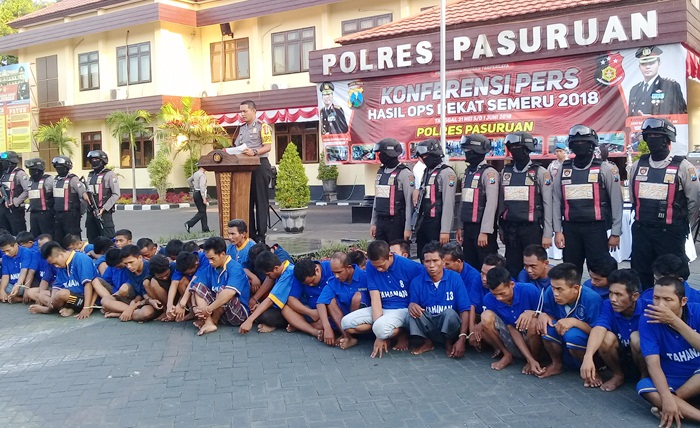 Puluhan pekat terpampang di halaman Polres, dengan memakai seragam warna biru yang bertuliskan "Tahanan", Senin (4/6).