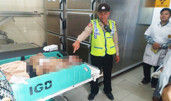 Petugas menunjukkan korban yang sudah dievakuasi ke RSUD Sidoarjo.