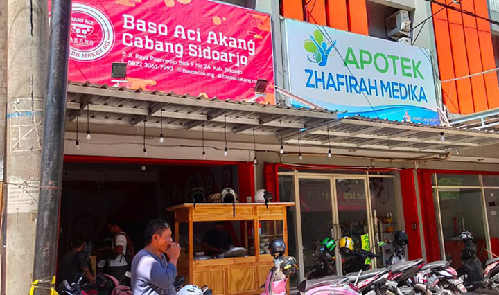 Dua ruko apotek dan warung bakso di kawasan Jalan Raya Pagerwojo, Kecamatan Buduran, Sidoarjo yang disatroni Maling, Senin (21/10).