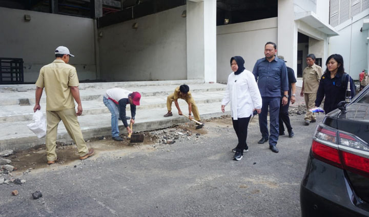 Risma saat sidak ke Gelora Bung Tomo.