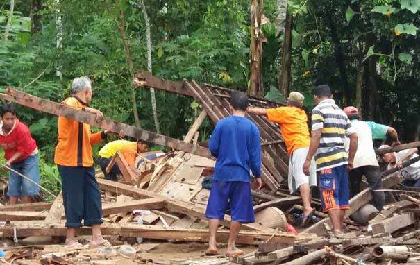 Angin Kencang 'Hancurkan' Satu Rumah di Ngrayun